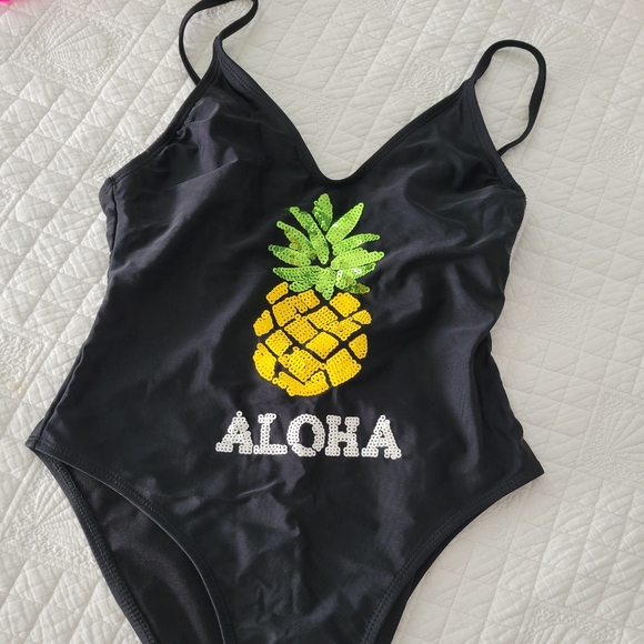 Black one piece swinsuit - Picture 1 of 4